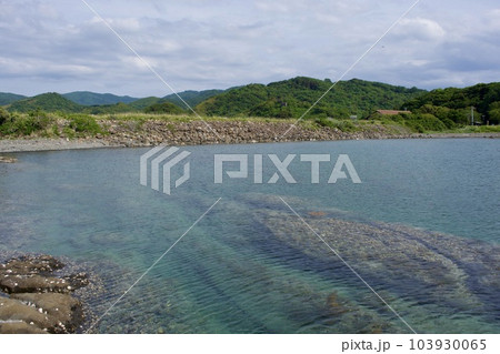 江戸時代に造られた自然石の手積み防波堤 江戸時代に造られた自然石の手積み防波堤 103930065