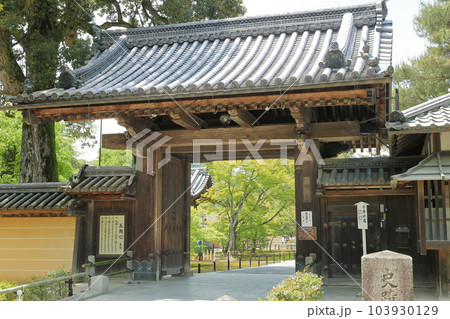 世界遺産　京都のお寺　金閣寺（鹿苑寺）の正門 103930129