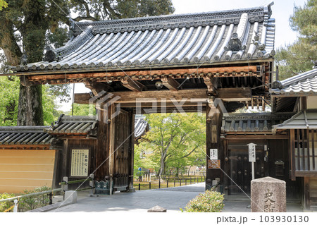 世界遺産　京都のお寺　金閣寺（鹿苑寺）の正門 103930130