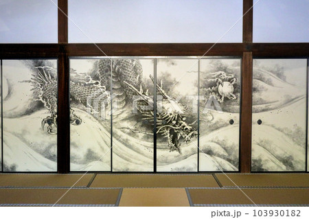 世界遺産　京都　龍安寺の襖絵 103930182