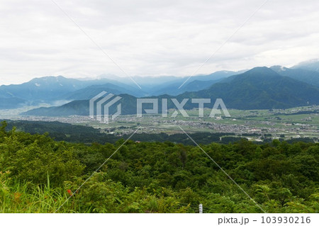 【十日町市　魚沼丘陵の尾根を走る眺望観光道路　魚沼スカイライン「十日町展望台」より東方を望む】 103930216