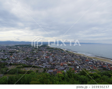 奉納山より望む日本海と出雲の街並み(島根県出雲市) 103930237