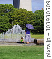 香川県瀬戸大橋記念公園水の回廊で水遊びをする子供と見守る母 103930509