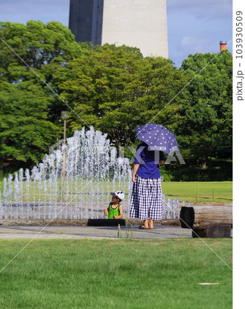 香川県瀬戸大橋記念公園水の回廊で水遊びをする子供と見守る母 香川県瀬戸大橋記念公園水の回廊で水遊びをする子供と見守る母 103930509