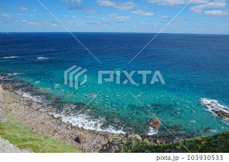 積丹ブルーの海原広がる神威岬の海岸 積丹ブルーの海原広がる神威岬の海岸 103930533