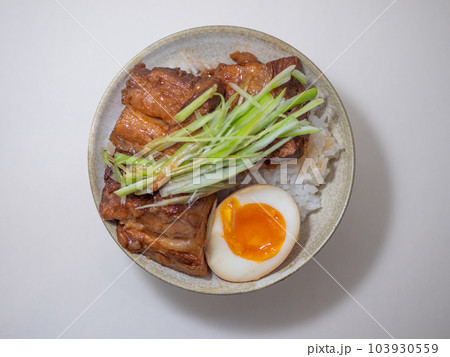 白背景のチャーシュー丼俯瞰 白背景のチャーシュー丼俯瞰 103930559
