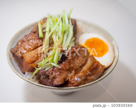 白背景のチャーシュー丼肉アップ 白背景のチャーシュー丼肉アップ 103930560