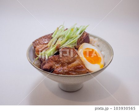 白背景のチャーシュー丼 白背景のチャーシュー丼 103930565