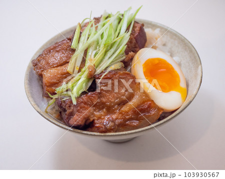 白背景のチャーシュー丼アップ 白背景のチャーシュー丼アップ 103930567