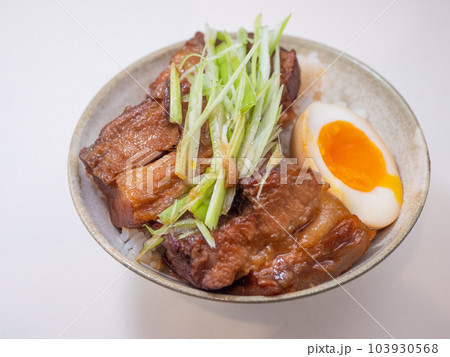 白背景のチャーシュー丼アップ 白背景のチャーシュー丼アップ 103930568