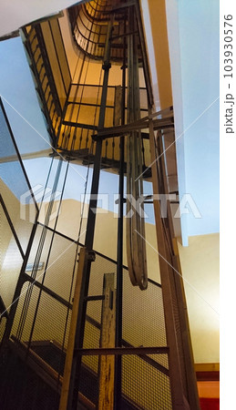 イタリアフィレンツェにある丸見えのエレベーター イタリアフィレンツェにある丸見えのエレベーター 103930576