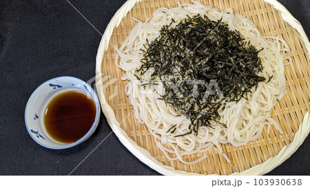 刻み海苔が掛かったざるうどん 刻み海苔が掛かったざるうどん 103930638