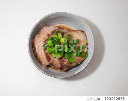 小鉢に入ったチャーシュー俯瞰 小鉢に入ったチャーシュー俯瞰 103930686