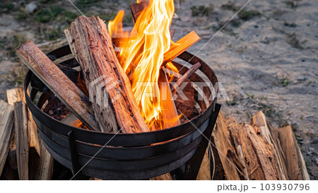 焚き火 焚き火台 炎 キャンプファイヤー 夕方 サンセット 海岸 夕焼け 屋外 コピースペース 焚き火 焚き火台 炎 キャンプファイヤー 夕方 サンセット 海岸 夕焼け 屋外 コピースペース 103930796
