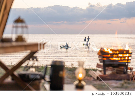 キャンプ ソロキャンプ テント内 テント設営 海 海岸 SUP レジャー 野営 103930838