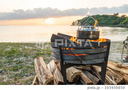 焚き火 焚き火台 キャンプファイヤー 炎 海岸 サンセット バカンス 夕日 夕焼け 焚き火 焚き火台 キャンプファイヤー 炎 海岸 サンセット バカンス 夕日 夕焼け 103930850