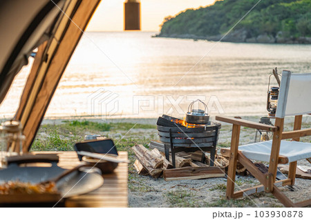 キャンプ ソロキャンプ テントレイアウト 海辺 サンセット ランタン バカンス   焚き火 103930878