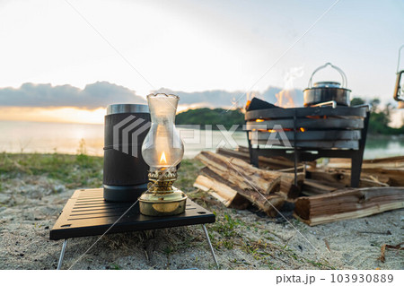 キャンプ 野営 無骨 ランプ オイルランプ ランタン 焚き火 焚き火台 キャンプギア 薪 海 103930889
