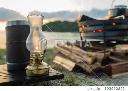 キャンプ 野営 無骨 ランプ オイルランプ ランタン 焚き火 焚き火台 キャンプギア 薪 海 103930891