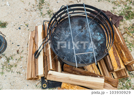 焚き火台 キャンプギア 無骨 道具 砂浜 野営 キャンプ 薪  海辺 ビーチ  ラ 103930929