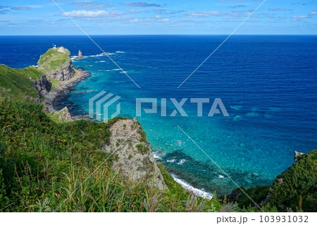 青く透き通る海原広がる北海道積丹岬と神威岩の景色　Ver1 103931032