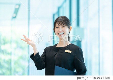 客を案内するホテルスタッフ 客を案内するホテルスタッフ 103931186