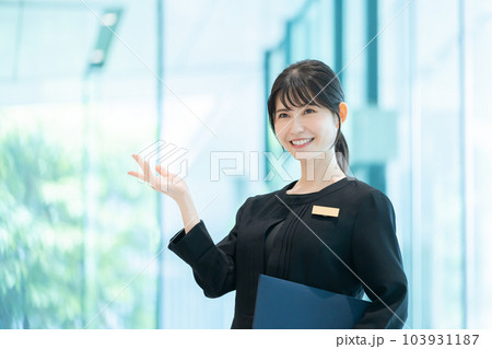 客を案内するホテルスタッフ 客を案内するホテルスタッフ 103931187