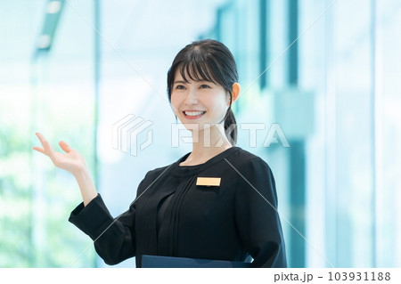 客を案内するホテルスタッフ 103931188
