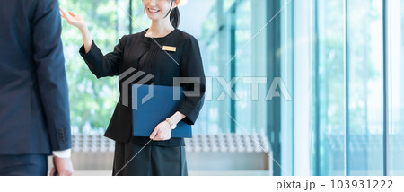 客を案内するホテルスタッフ 103931222