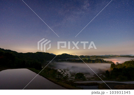 新潟県星峠の棚田と星 103931345