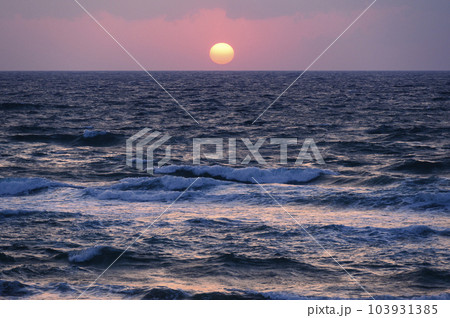 日本海の夕暮れ4 103931385