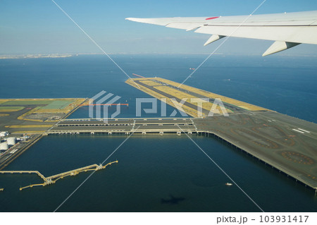 羽田空港 東京湾の景色 東京 滑走路 機窓風景 飛行機の機窓から 羽田空港 東京湾の景色 東京 滑走路 機窓風景 飛行機の機窓から 103931417