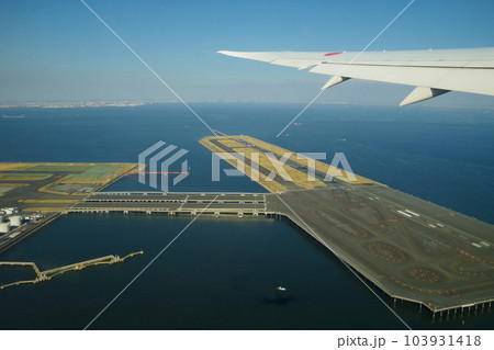 羽田空港 東京湾の景色 東京 滑走路 機窓風景 飛行機の機窓から 羽田空港 東京湾の景色 東京 滑走路 機窓風景 飛行機の機窓から 103931418
