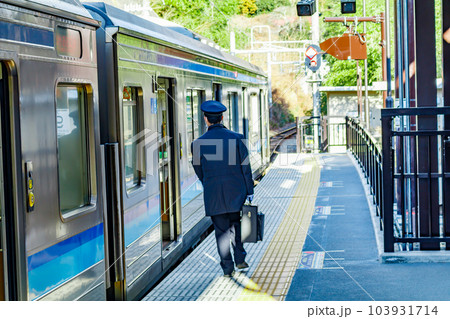 【イメージ素材】駅に停車中の電車(仙石線松島海岸駅) 【イメージ素材】駅に停車中の電車(仙石線松島海岸駅) 103931714