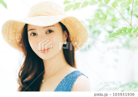 夏服の若い女性 103931936