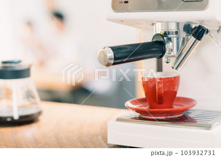 エスプレッソメーカーとコーヒーサーバー　顔無し 103932731