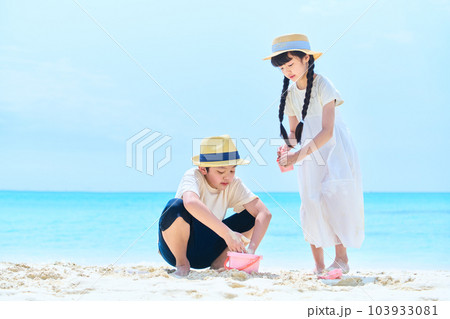 海　人物　子供 103933081