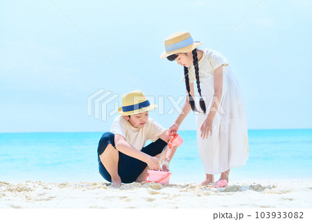 海　人物　子供 103933082