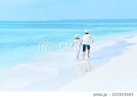 海　人物　子供 103933085