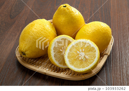 愛媛県名産の柑橘類 弓削瓢柑 103933262