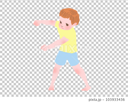 両腕を体の横に広げている半袖のTシャツと半ズボンを着た裸足の男の子 103933436