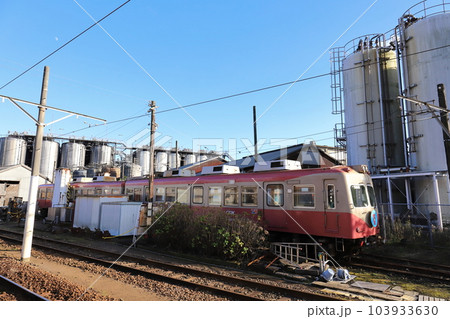 千葉 銚子 銚子電鉄 仲ノ町車庫と停車中の電車 千葉 銚子 銚子電鉄 仲ノ町車庫と停車中の電車 103933630
