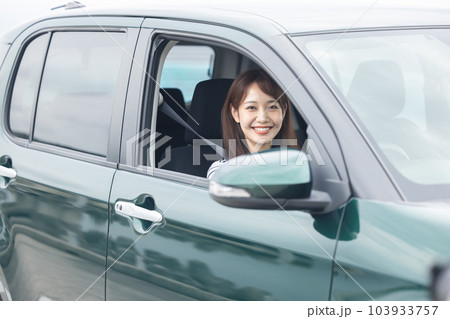 車を運転する女性 103933757