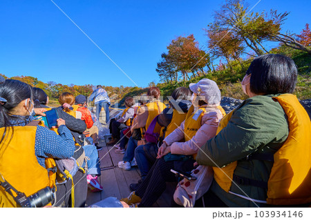 秋の埼玉県長瀞町の長瀞ラインくだり 秋の埼玉県長瀞町の長瀞ラインくだり 103934146
