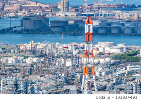 岡山県倉敷市　多数の化学プラントや工場が立ち並ぶ水島コンビナート 103934493