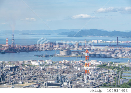 岡山県倉敷市　多数の化学プラントや工場が立ち並ぶ水島コンビナート 103934498