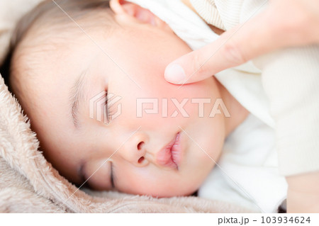 眠っている赤ちゃんのほっぺ 103934624