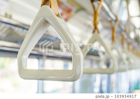 【イメージ素材】電車車内のつり革(JR仙石線) 【イメージ素材】電車車内のつり革(JR仙石線) 103934917