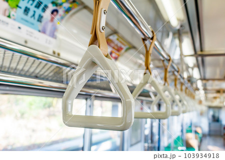 【イメージ素材】電車車内のつり革(JR仙石線) 【イメージ素材】電車車内のつり革(JR仙石線) 103934918