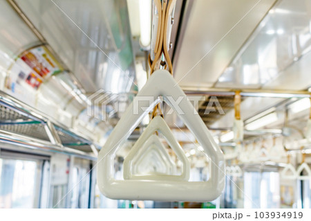 【イメージ素材】電車車内のつり革(JR仙石線) 【イメージ素材】電車車内のつり革(JR仙石線) 103934919